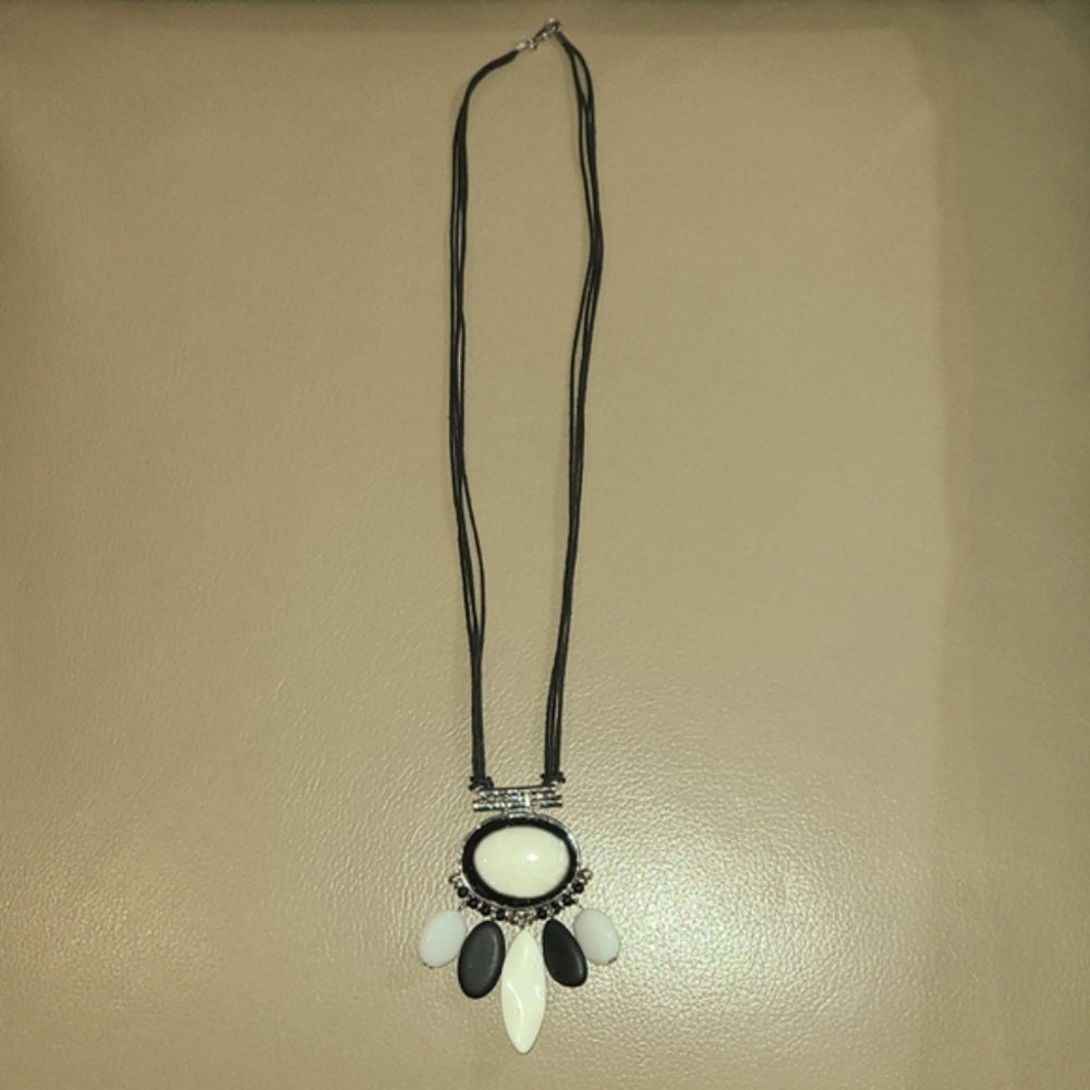 NWOT Black and White Necklace